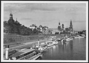 Dampferlandeplatz : Dresden-Altstadt. Blick von der Carolabrücke auf das Terrassenufer mit den Anlegestellen der Weißen Flotte und die Silhouette der Altstadt