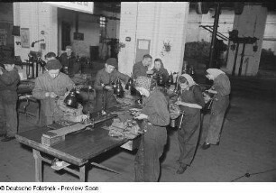 Lehrlinge des Lernaktivs Aufbau mit Ausbilder an Werkbänken