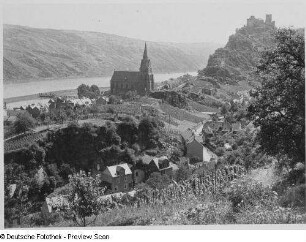 Oberwesel. Stadtteilansicht mit Schönburg. Blick gegen Liebfrauenkirche (1301/1350), Terrassensporn und Rhein