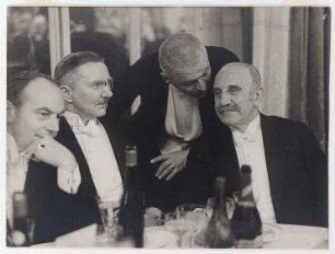 Beim Bankett zu Ehren des 80-jährigen Historikers Geheimrat Hans Delbrück, Berlin. von links: Ernst Jäckh, Hjalmar Schacht, Otto Geßler, Carl Petersen