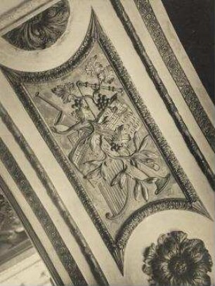 Schlosskapelle, Bogenfüllung b.