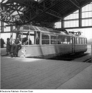 Elektrischer Triebwagen der Baureihe ET 91 der Deutschen Reichsbahn : Nürnberg. Rangierbahnhof. Ausstellung "Hundert Jahre Deutsche Eisenbahnen" 1935. Elektrischer Triebwagen der Baureihe ET 91 der Deutschen Reichsbahn in der Ausstellungshalle