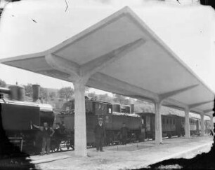 Zug am Bahnsteig im Bahnhof Seckach