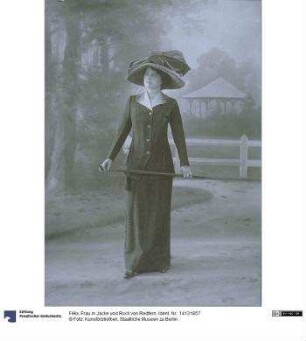 Frau in Jacke und Rock von Redfern