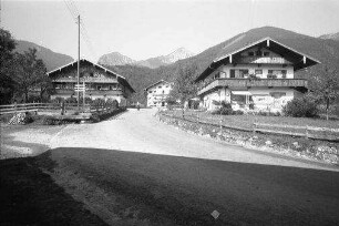 Ettenhausen: Häuser, Hintergrund Breitenstein und Geigelstein