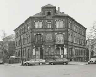 Wohnhaus mit Läden