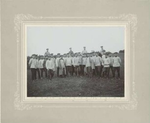 Offiziere (sechsundzwanzig Personen) bei der Schnitzeljagd auf dem Truppenübungsplatz Münsingen, teilweise zu Pferd oder stehend