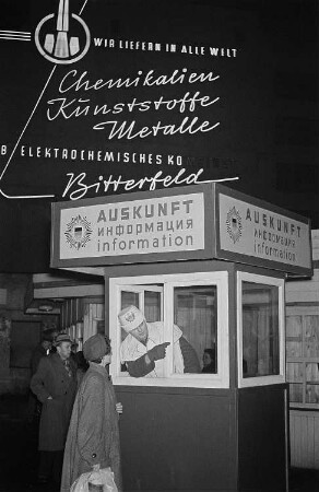 Informationsstand im Eingangsbereich zur Messe