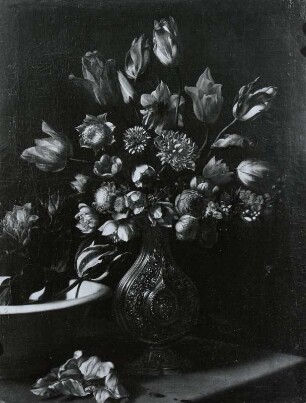 Metallvase mit Blumen