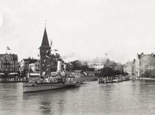 Lindau, Hafen : Lindau. Hafen. Blick von der Löwen-Mole zum Hafenplatz mit Alten Leuchtturm (Mangturm)