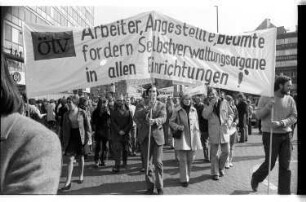 Kleinbildnegativ: Demonstration von Studierenden, 1973