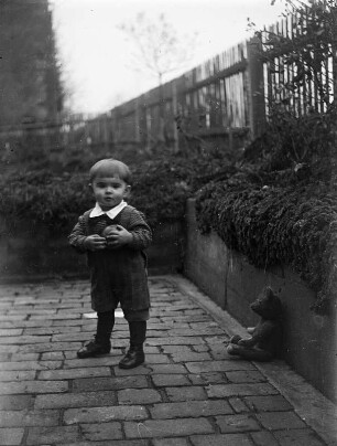 Mittelsachsen, Kind in einem Garten : Mittelsachsen. Kind in einem Garten mit Ball und Teddy