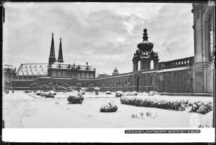 Dresden im Schnee, Zwinger mit Kronentor und Sophienkirche