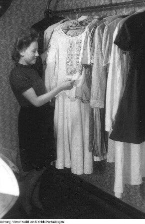 In einer Nähstube der Volkssolidarität, 1946/47