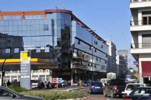 Autoverkehr in Rabat : Straßenverkehr im Stadtzentrum von Rabat, aufgenommen am 05.11.2008