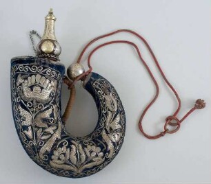 Pulverhorn / Prunkwaffengarnitur bestehend aus Steinschlossgewehr, Pulverhorn, zwei Patronentaschen, Gürtel und Schnur