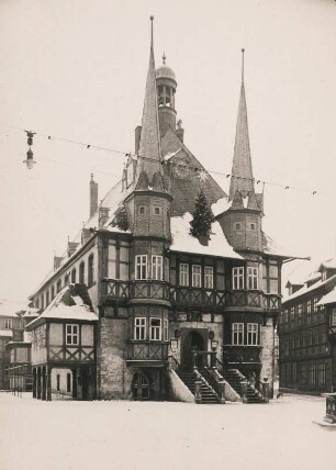 Harz. Wernigerode im Winter. Ansicht des 1277 erstmals erwähnten Rathauses