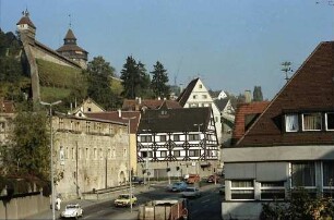 Esslingen: Straße, Mauer, Fachwerkhaus und Burg
