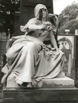Grabmal der Familie Mila : Grabmal der Familie Mila. Stein (wohl um 1900; L. Šaloun). Trauernde mit Rosen. Prag-Vyšehrad, Friedhof Vyšehrad