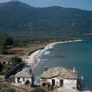 Thasos. Marmorschindelgedeckte Häuser bei Kínyra
