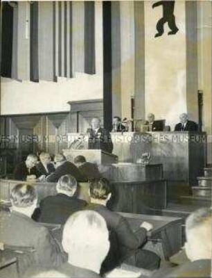 Bundeskanzler Adenauer spricht vor dem Berliner Abgeordnetenhauses im Rathaus Schöneberg