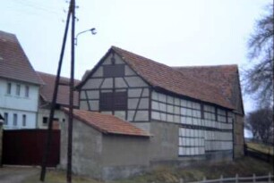 Bauernhof, dahinter Garten
