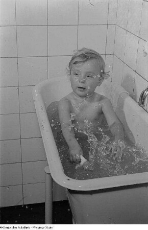 Kind beim Baden in der Badewanne