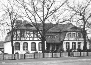 Bröthen (Hoyerswerda-Bröthen-Michalken), Schulstraße. Ehem. Schule (um 1912, linker Teil). Straßenansicht