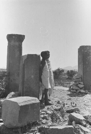 Ruine der Kirche von Cholleo : Landschaft mit Ruinenteilen und zwei Jungen