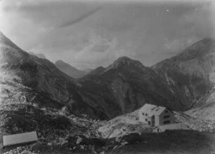 Hütten im Gebirge : Berghütten im Gebirge beim Sonnjoch