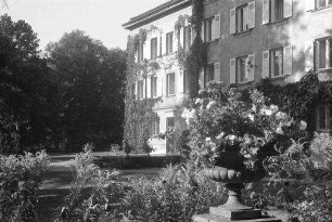 Tutzing: Schloss, Vordergrund Blumen