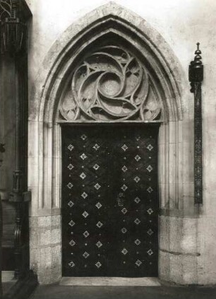 Kutná Hora (Kuttenberg). St. Barbarakirche (1388 beg.). Inneres, Sakristeitür