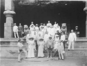 Europäische Touristen vor dem Zugang zu einem Höhlentempel auf Elephanta : Weltreisen. Europäische Touristen vor dem Zugang zu einem Höhlentempel auf Elephanta