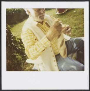 Wolfram Siebeck beim Grillen im Garten auf Schloss Mahlberg
