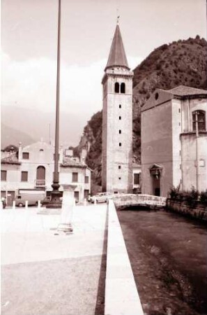 Vittorio Veneto: Straße mit Brücke und Campanile