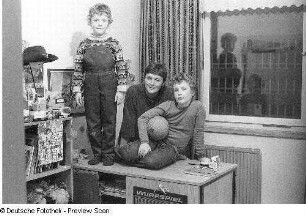 Frau mit zwei Kindern im Kinderzimmer