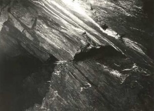 Vogtland. Syrauer Höhle. Eingang zum Nixensee. Spalte in steil aufgerichteten Kalkschichten