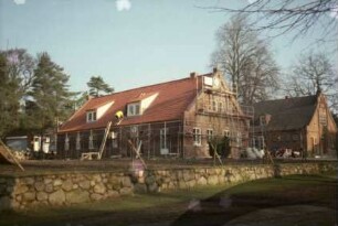 Schloss Reinbek: Nebengebäude: Renovierung: Gerüst, Leitern, Arbeiter