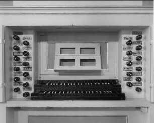 Zweimanualige Orgel op. 46, Fraureuth : Silbermann, Gottfried: Zweimanualige Orgel II/20 op. 46 (1739-1742; G. Silbermann; Fassung A. Meister, nach 1954 erneuert). Spielschrank, geöffnet. Fraureuth, Dorfkirche
