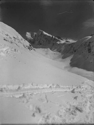 Abfahrt : Schneeschuhspuren an den Hängen des Gebirges