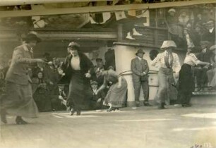 Weltreisen. Cleveland, Bordaufnahmen. Touristinnen beim Eierlaufen während der Bordspiele an Deck der Cleveland