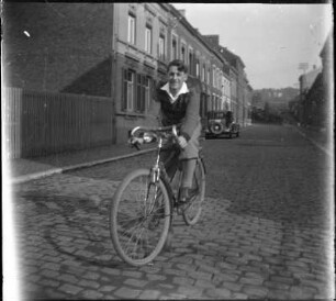 Ensival, vermutlich einer der Söhne Rudolf Stichs beim Fahrradfahren nach dem Umzug nach Belgien
