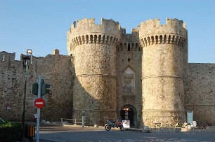 Rhodos (Stadt) - Stadttor : Rhodos (Stadt). Hafentor der Stadtmauer in Rhodos-Stadt, aufgenommen 2006