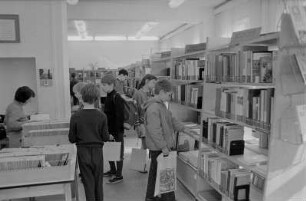 Kinder in der Kinderbibliothek Alex Wedding in Berlin