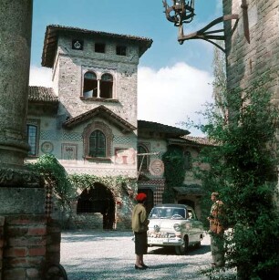 Wohnhaus mit Bemalung und Turm