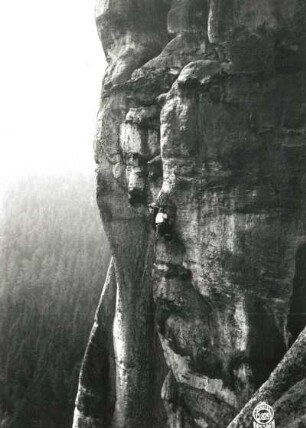 Sächsische Schweiz, Schrammsteine. Falkenstein. Seilschaft Paul Illmer und Erich Kolla am "Briefkasten* des Illmerweges (VIIc)