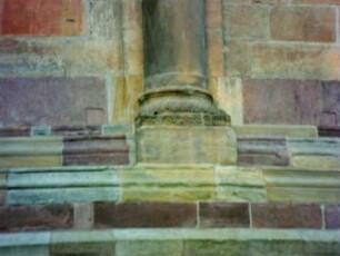 Ansicht von Osten-Chorapside-Basis mit aufgehendem Mauerwerk sowie profiliertem Fuß einer angesetzten dreiviertelrunden Säule mit Ornamentik im Detail