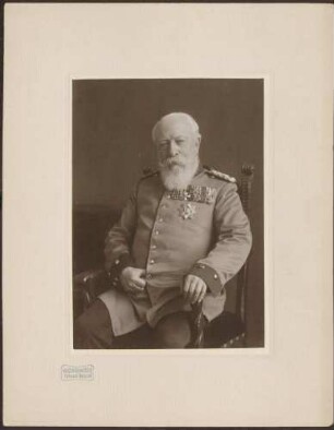 Großherzog Friedrich I. in Uniform mit Auszeichnungen, sitzend, Kniestück.