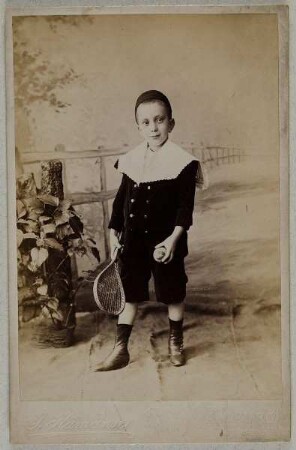 Junge mit Tennisschläger