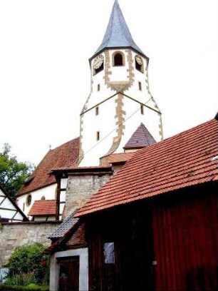 Ansicht von Südosten mit Kirche (Chorturm mit Schlitzscharten) über Kirchhofmauer